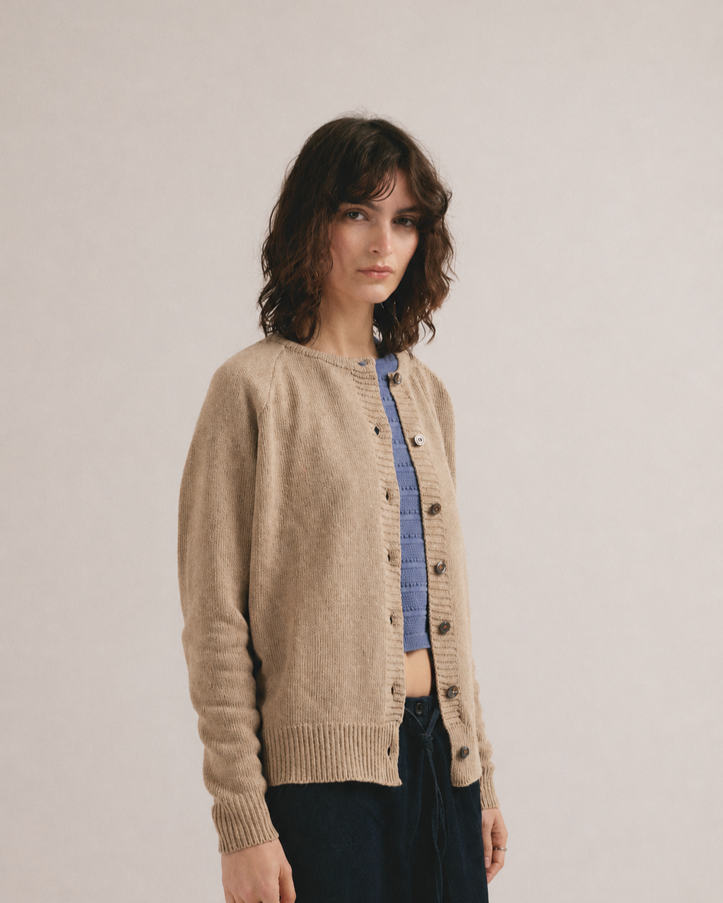 Cárdigan con botones Angeleta de IAIOS en beige, plano medio
