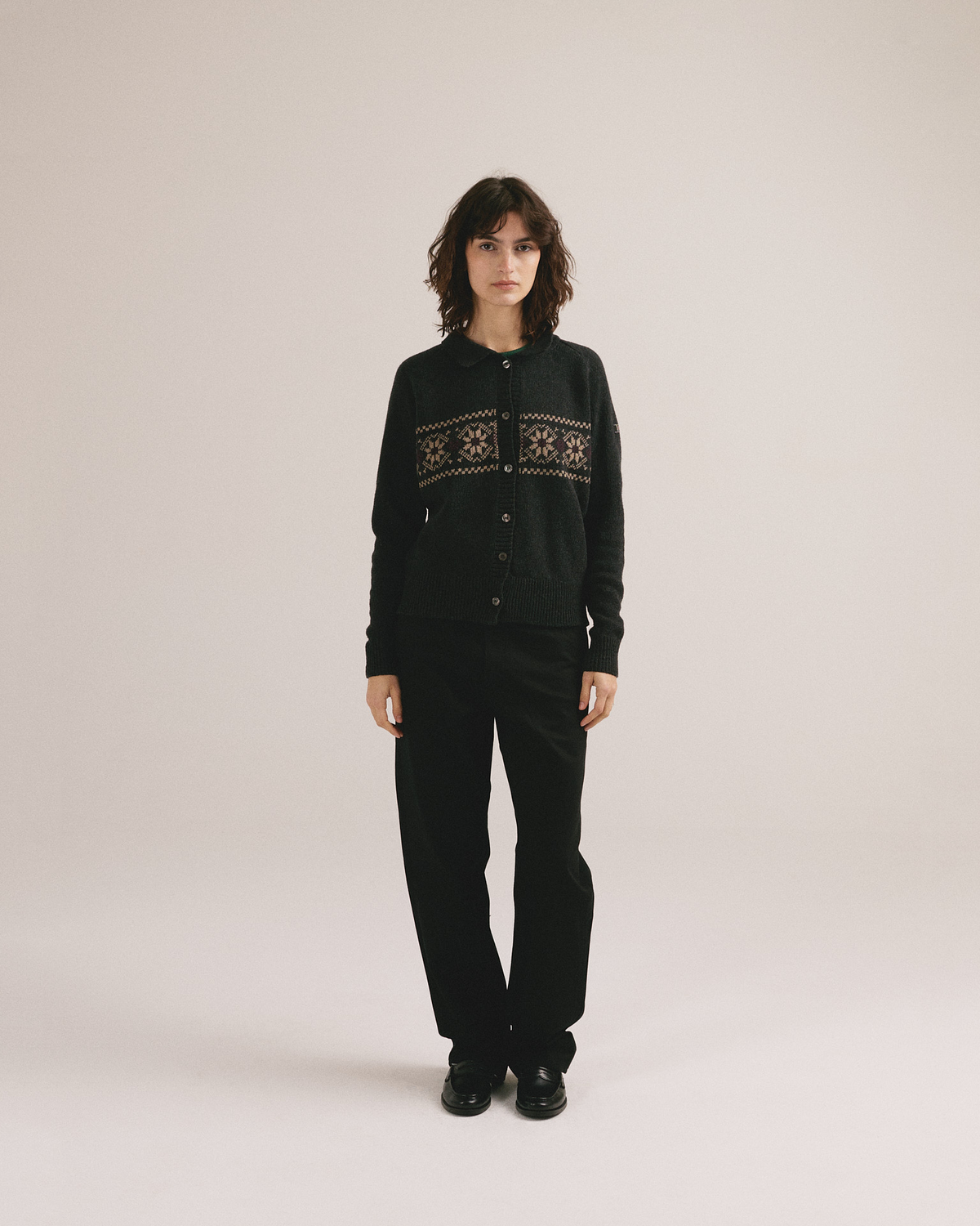Look completo con el cárdigan negro con botones Pilar de Grans teatrerus de IAIOS