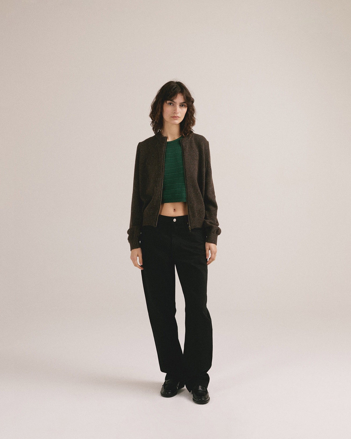 Look completo con el cárdigan con cremallera Lola de IAIOS