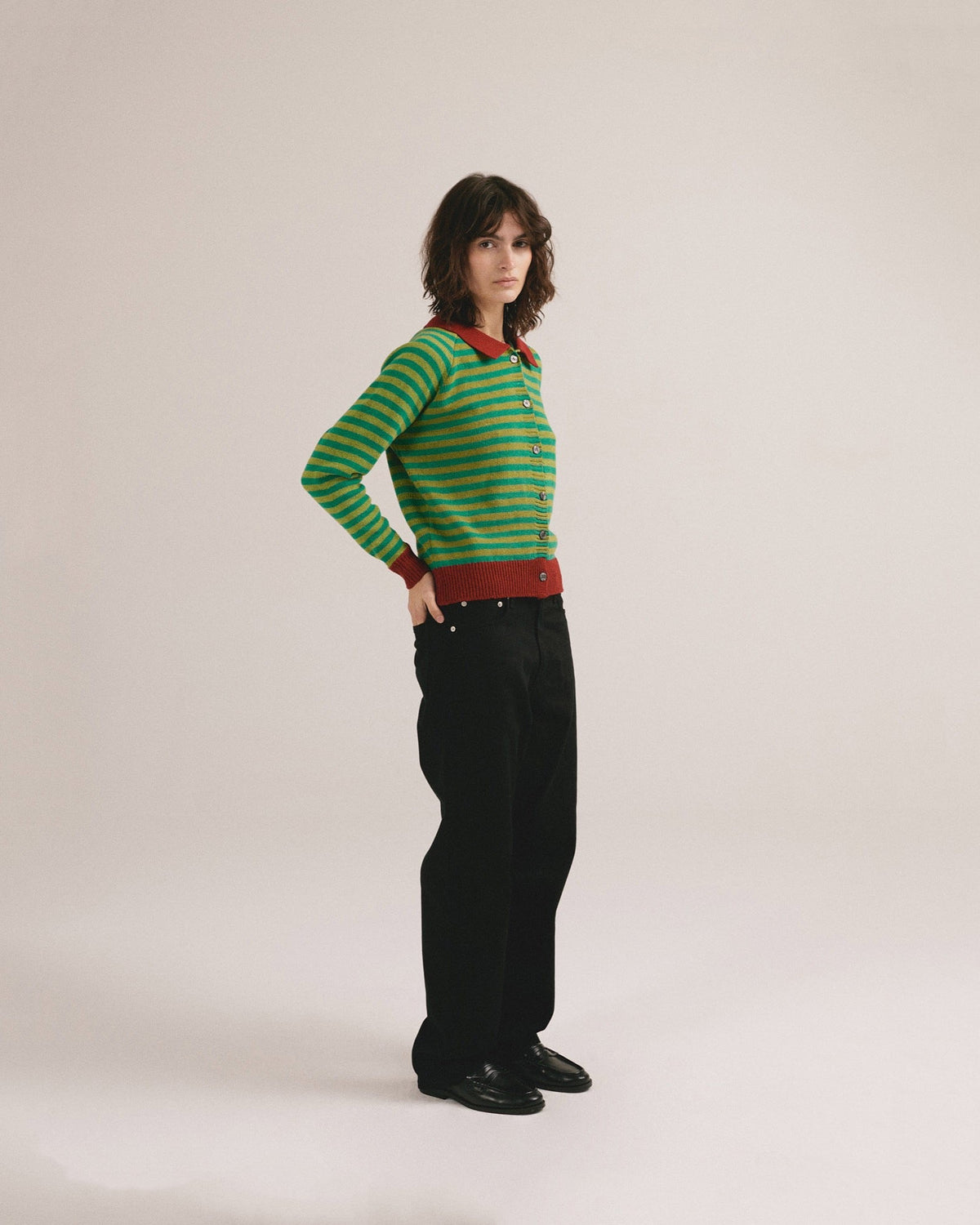 Look completo con el cárdigan de rayas verde con botones Bárbara de IAIOS