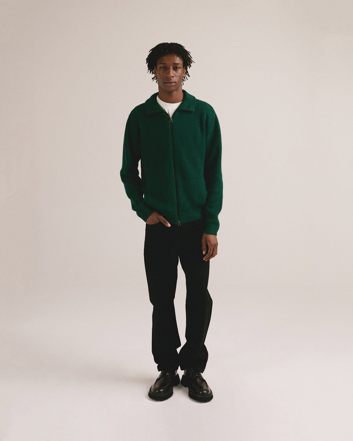 Look completo con el cárdigan verde con bolsillos Lluís Argemí de IAIOS