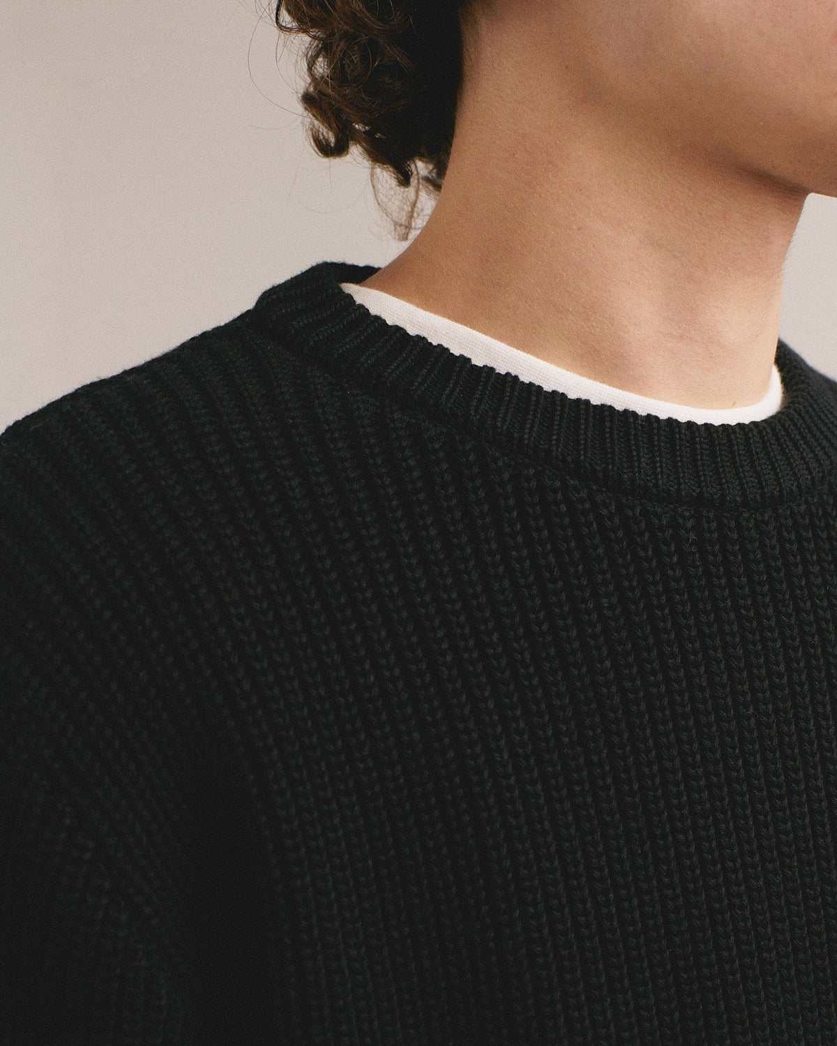 Detalle del cuello del jersey de algodón de punto inglés negro Pep de IAIOS