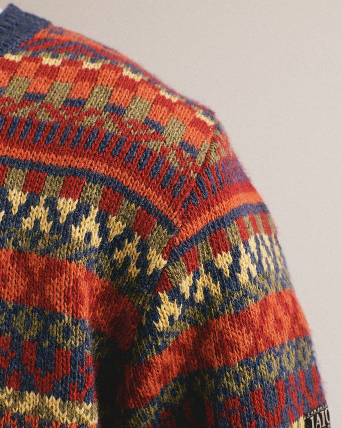 Detalle del hombro del jersey de punto colorido Salomon de IAIOS para hombre