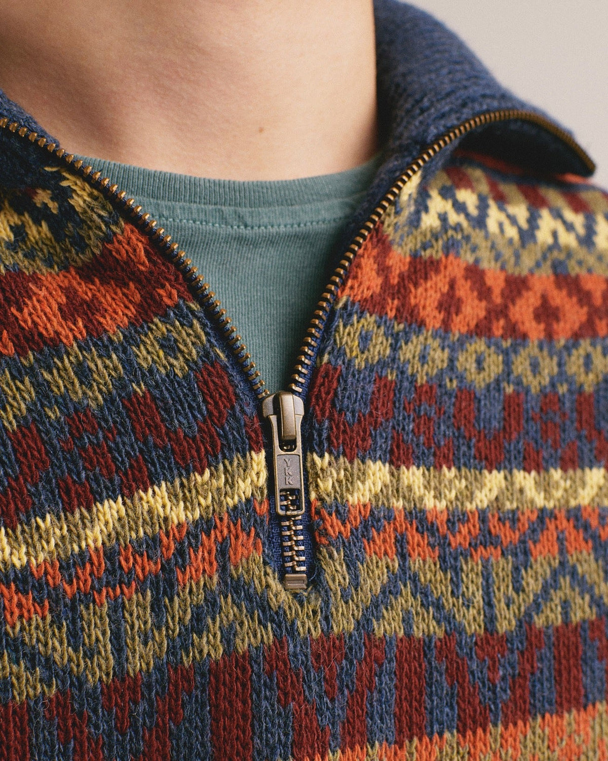 Detalle del cuello del jersey jacquard con cremallera Salomon de IAIOS