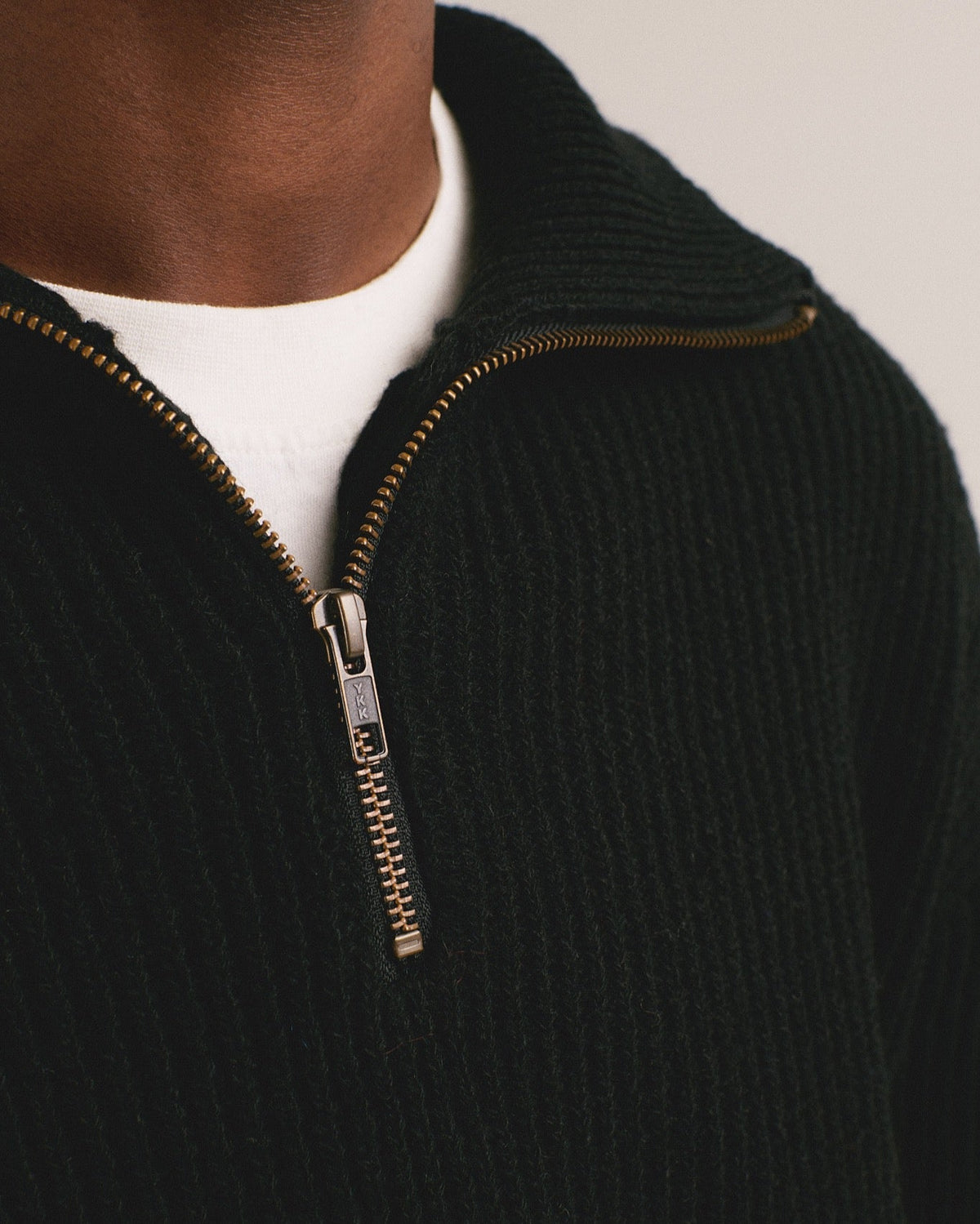 Detalle del cuello del jersey de cremallera de punto inglés L'avi de la Fageda de IAIOS en negro