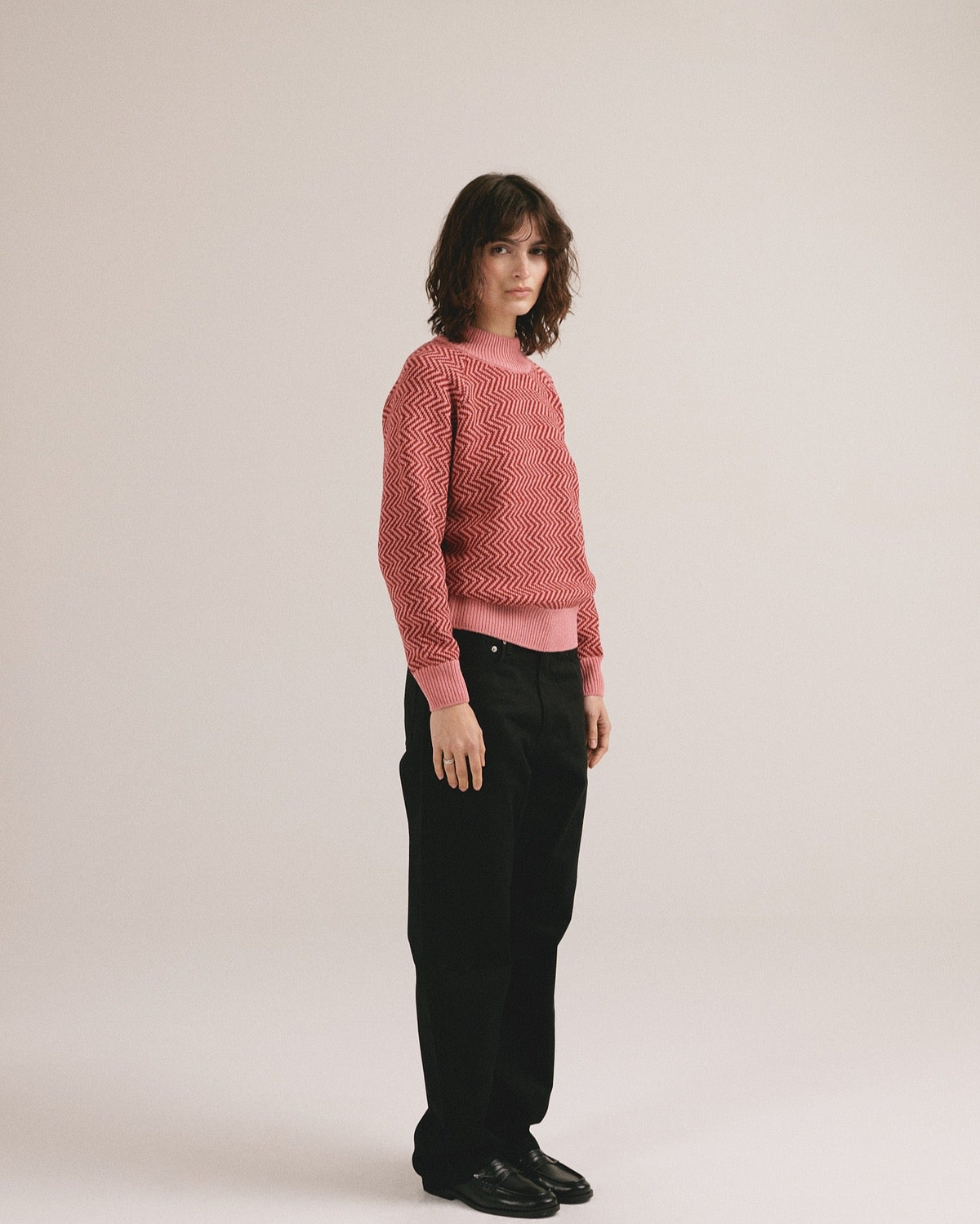 Look completo con el jersey de cuello alto rosa Pilarin de IAIOS