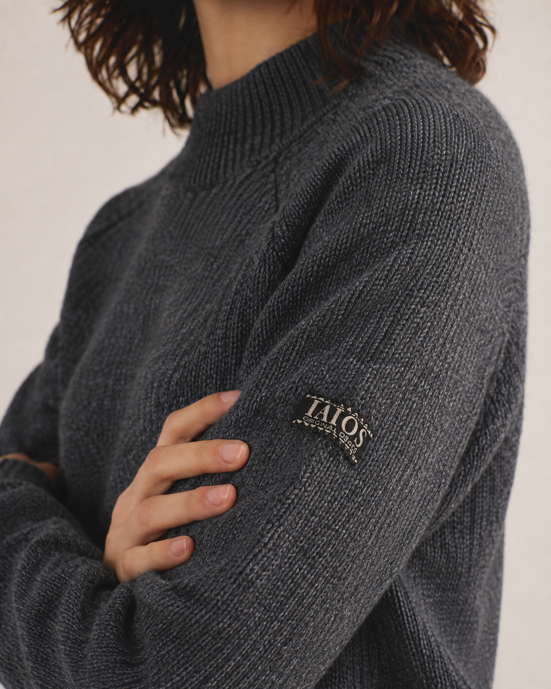 Detalle de la manga con etiqueta del jersey de cuello alto gris Teresa de IAIOS