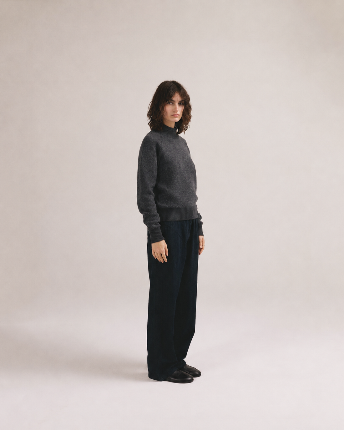 Look completo con el jersey de cuello alto gris Teresa de IAIOS
