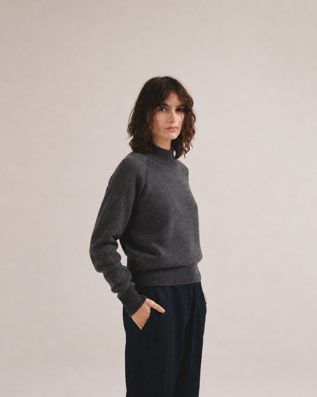 Jersey de cuello alto gris Teresa de IAIOS, plano medio