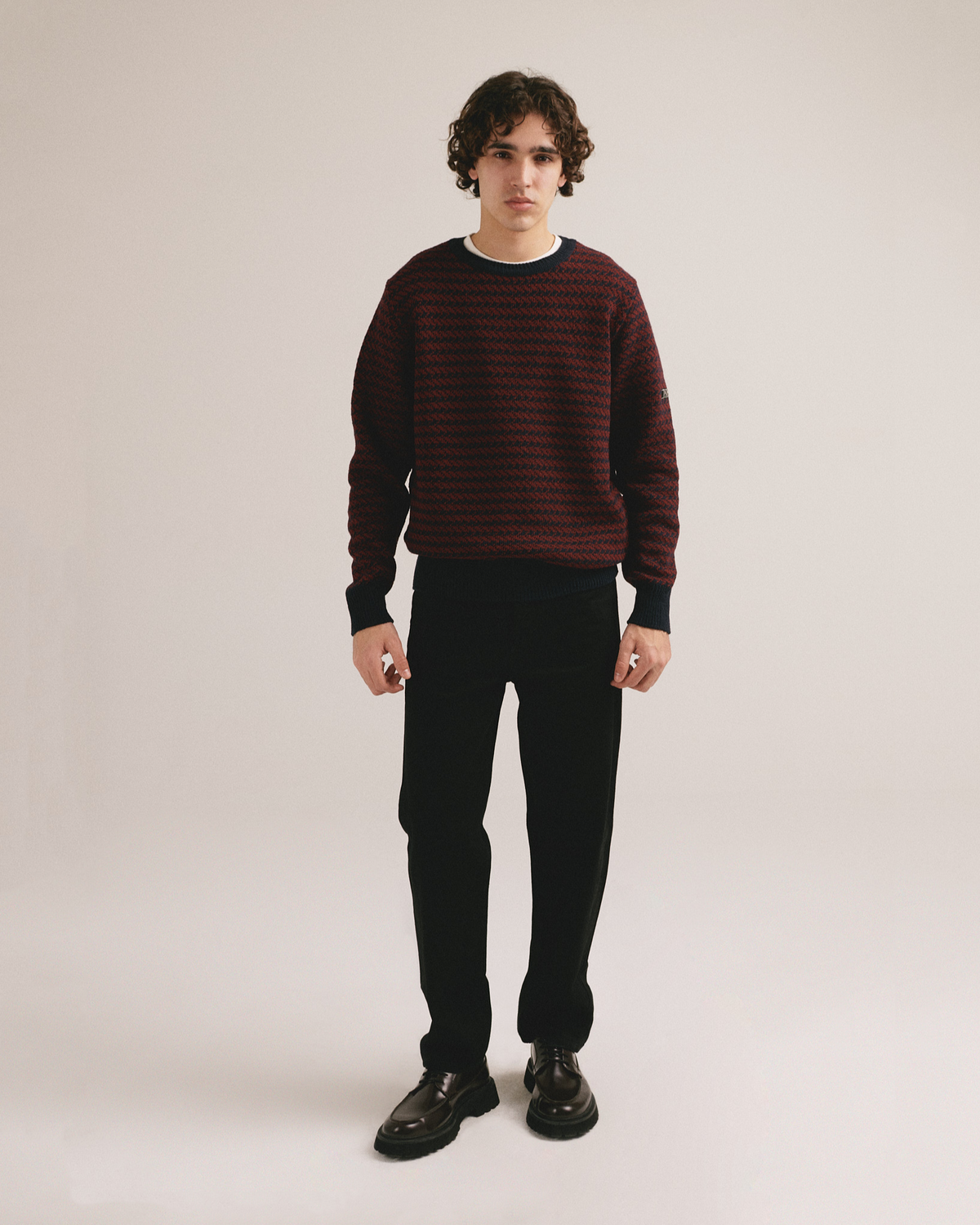 Look completo con el jersey de punto espiga Avi Amadeu de IAIOS para hombre