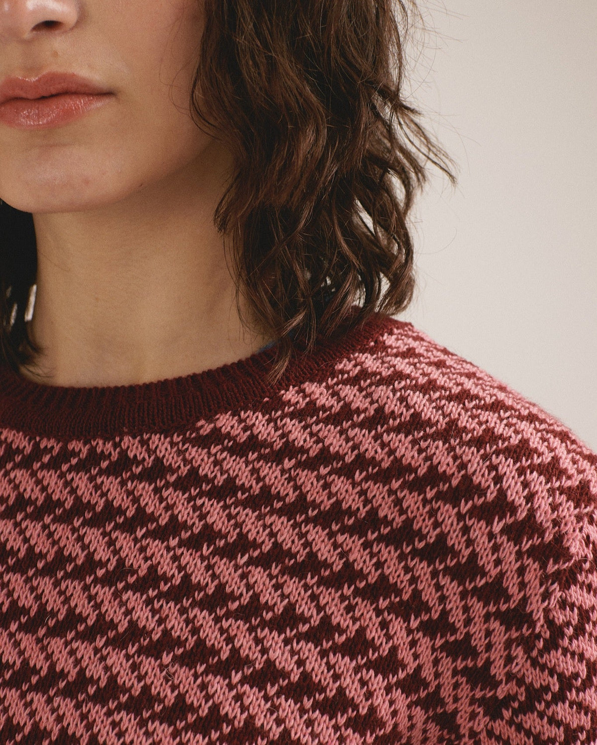 Detalle del punto del jersey de punto espiga rojo Avi Amadeu de IAIOS para mujer