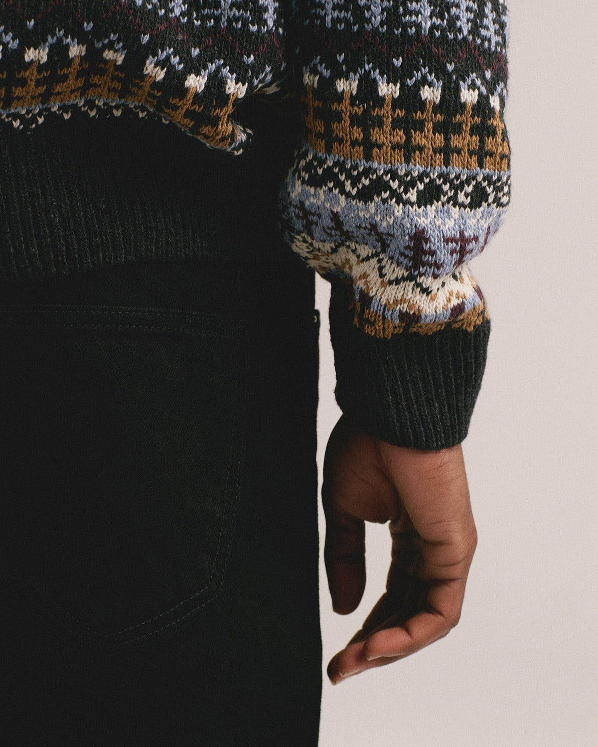 Detalle de la manga del jersey jacquard Fernando de IAIOS para hombre