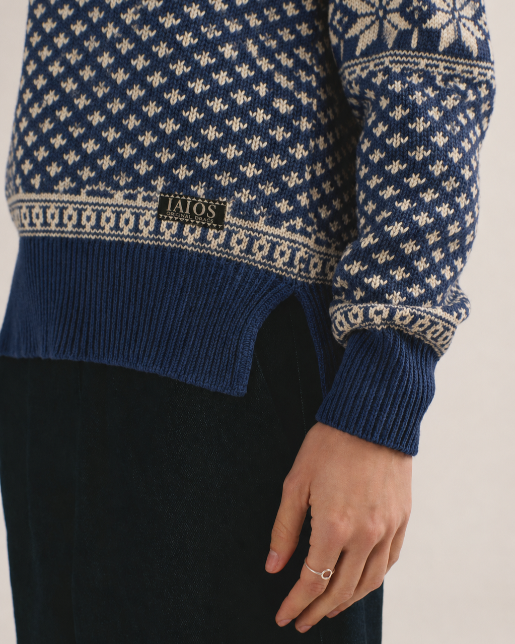 Detalle del bajo y el puño del jersey nórdico azul Clotilde de IAIOS