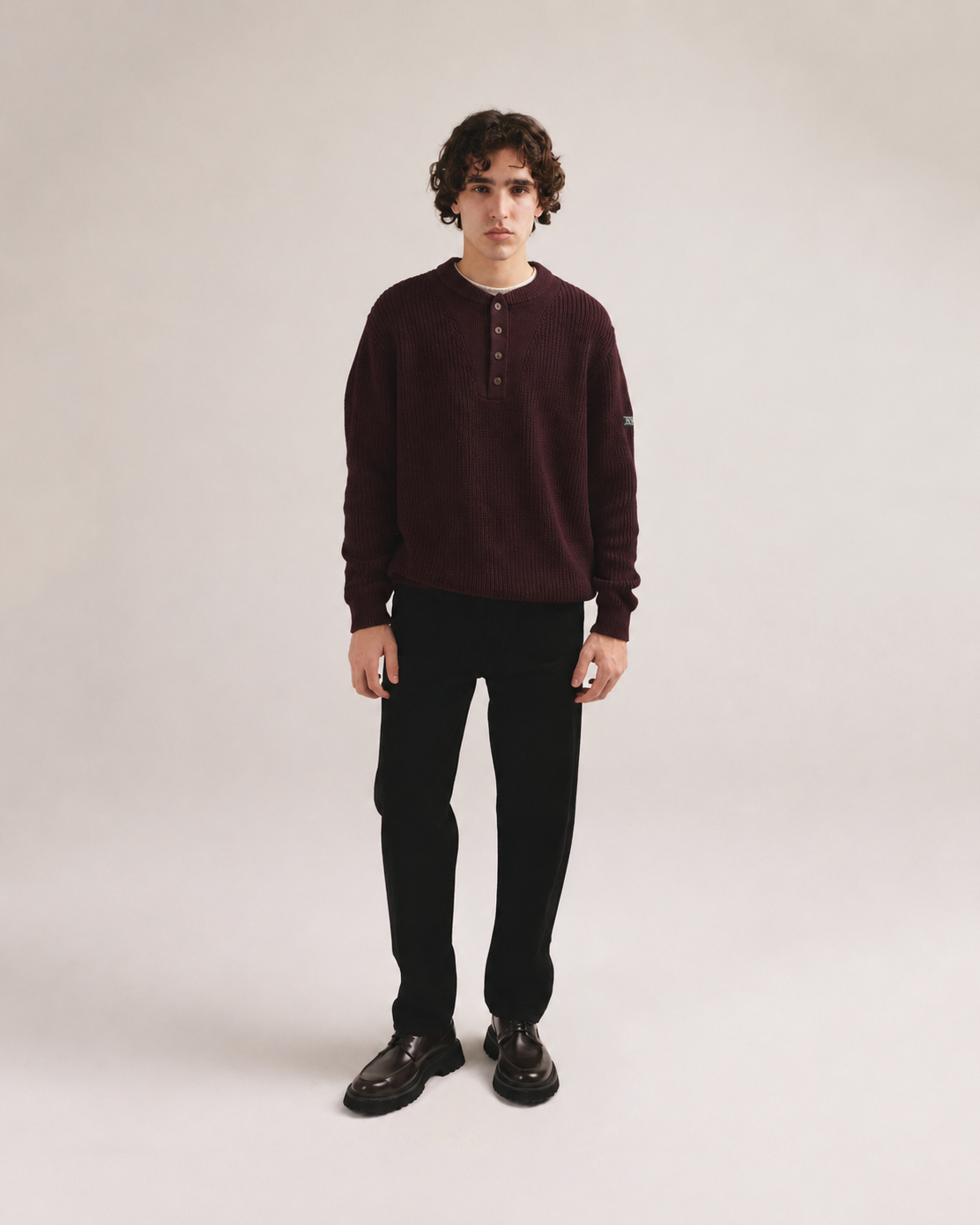 Look completo con el jersey oversize granate Batllori de IAIOS