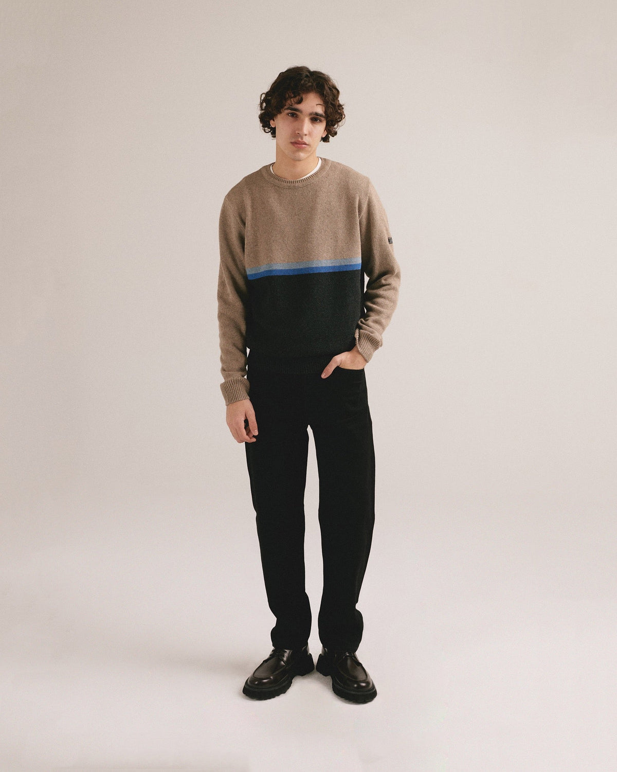 Look completo con el jersey de punto bicolor Hokusai de IAIOS