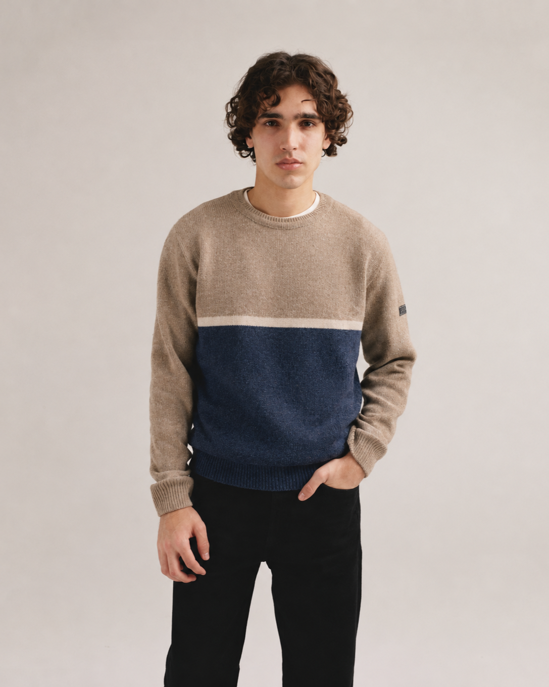 Jersey bicolor beige y azul Hokusai de IAIOS, plano medio