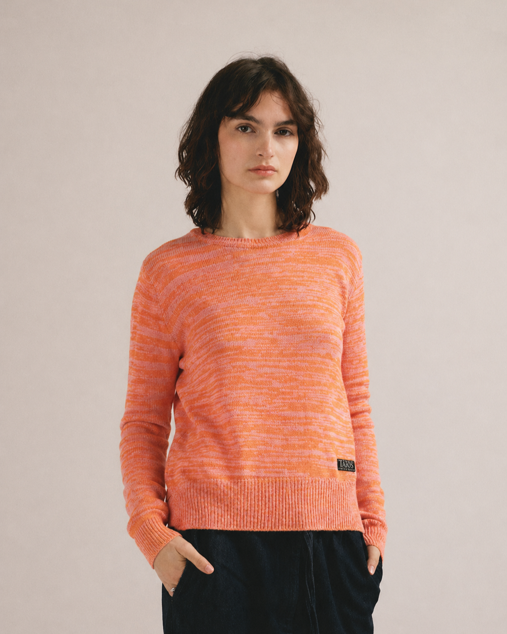 Jersey de punto naranja Nise de IAIOS, plano medio