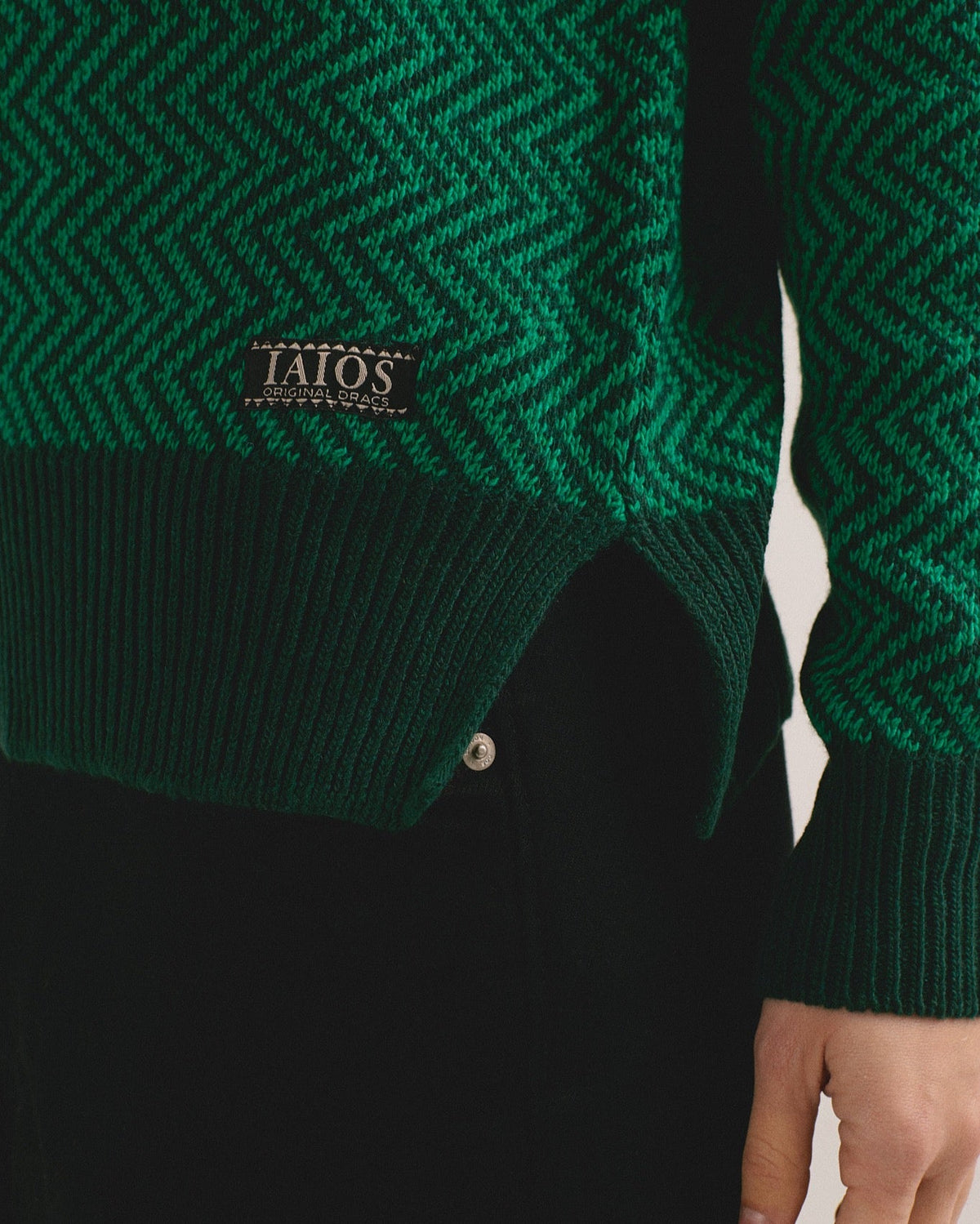 Detalle de la etiqueta del jersey de punto verde Pilarin de IAIOS