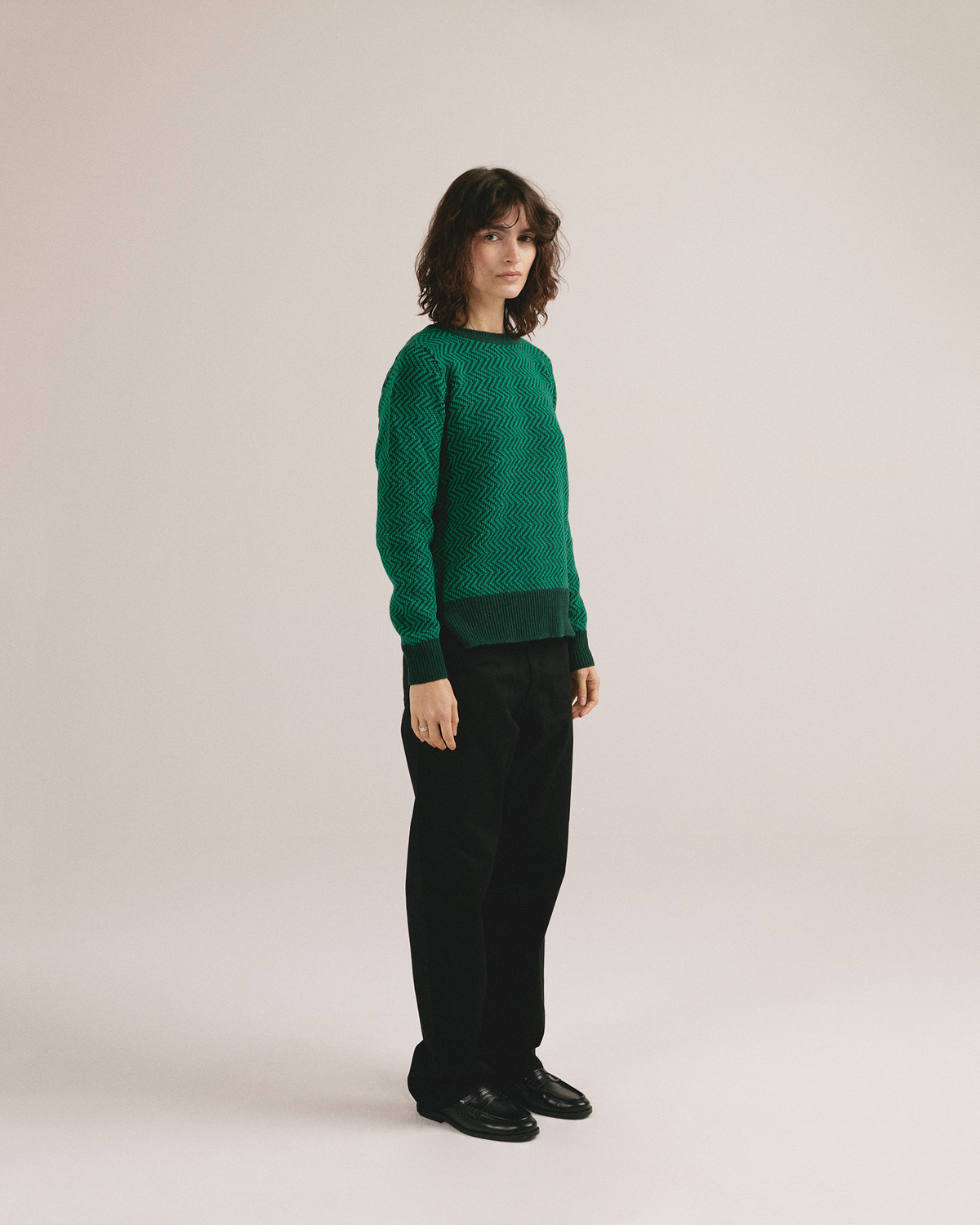 Look completo con el jersey de punto verde Pilarin de IAIOS