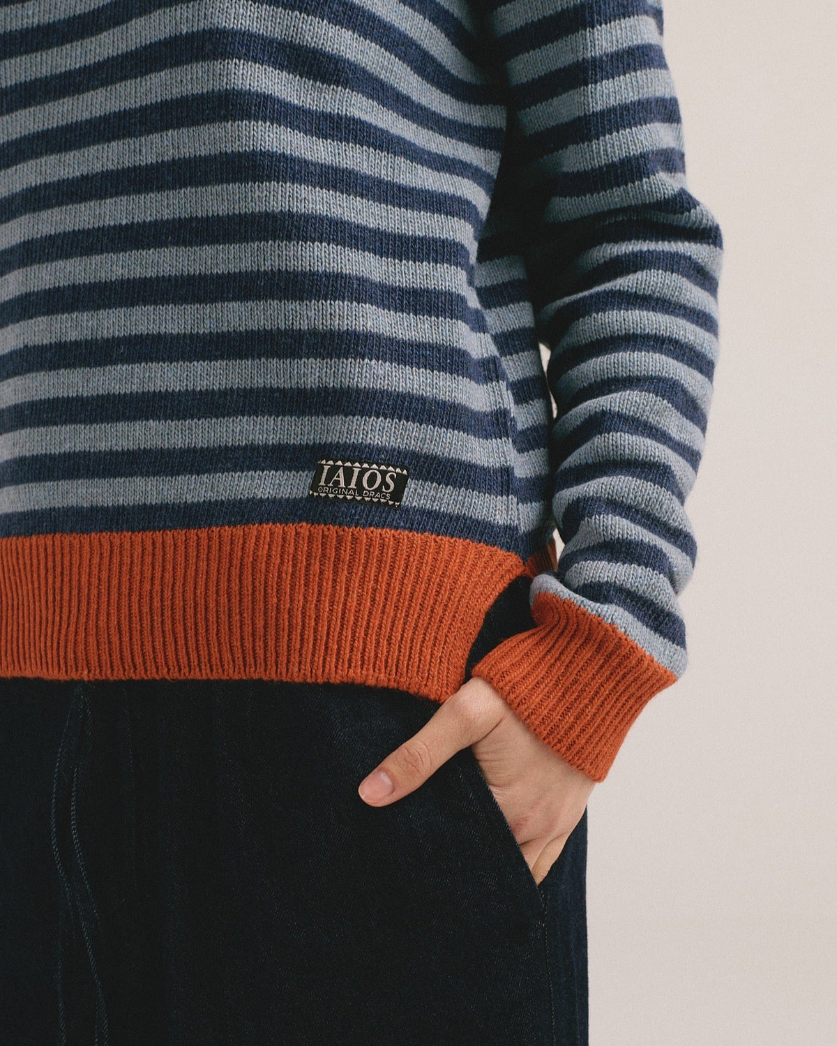 Detalle del bajo del jersey de rayas azul y gris Truth de IAIOS para mujer