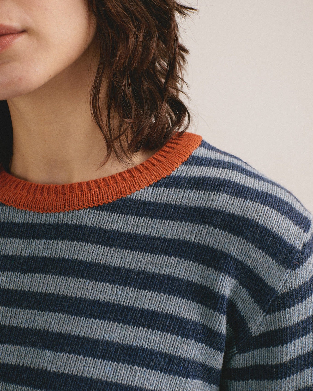 Primer plano del jersey de rayas azul y gris Truth de IAIOS para mujer