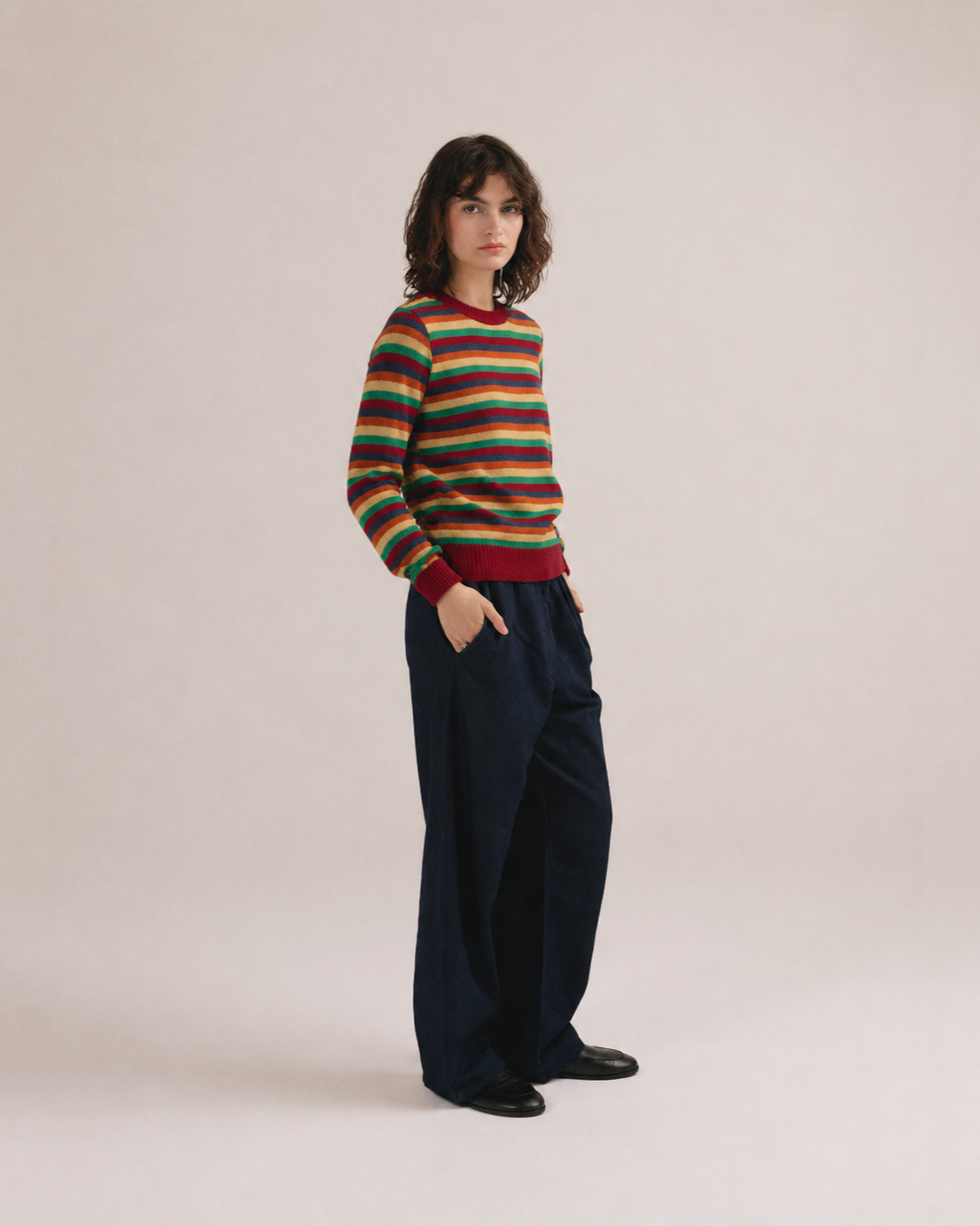 Look completo con el jersey de rayas colorido Lindgren de IAIOS