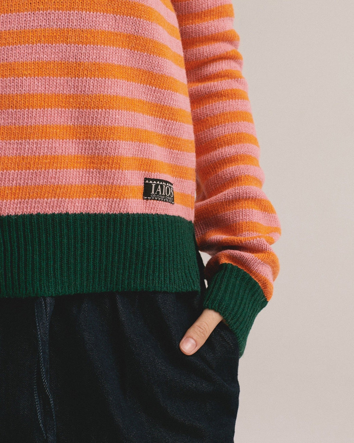 Detalle del bajo del jersey de rayas coral Truth de IAIOS para mujer