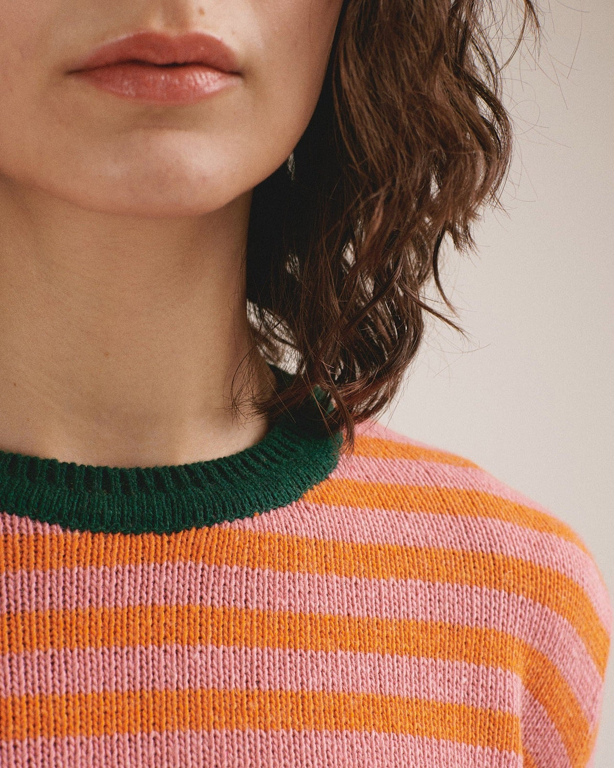 Primer plano del jersey de rayas coral Truth de IAIOS para mujer