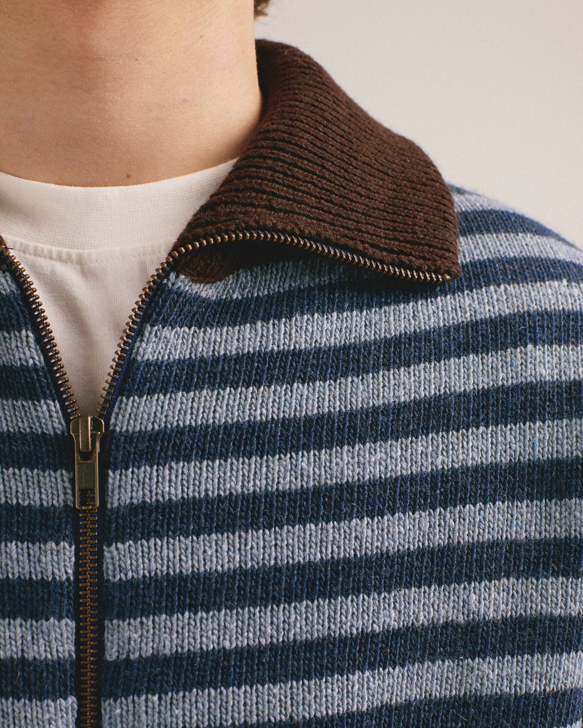 Detalle del cuello del jersey de rayas azul con cremallera Truth de IAIOS