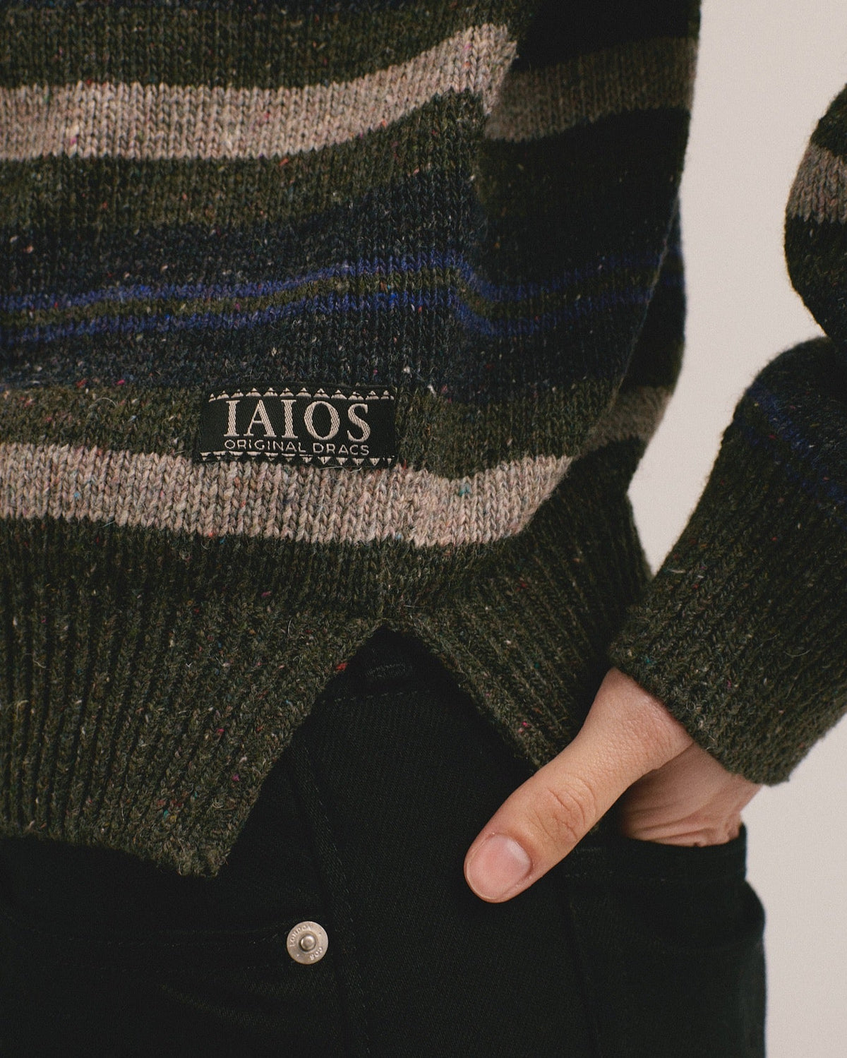 Detalle del bajo del jersey de rayas moteado Pipa de IAIOS para mujer
