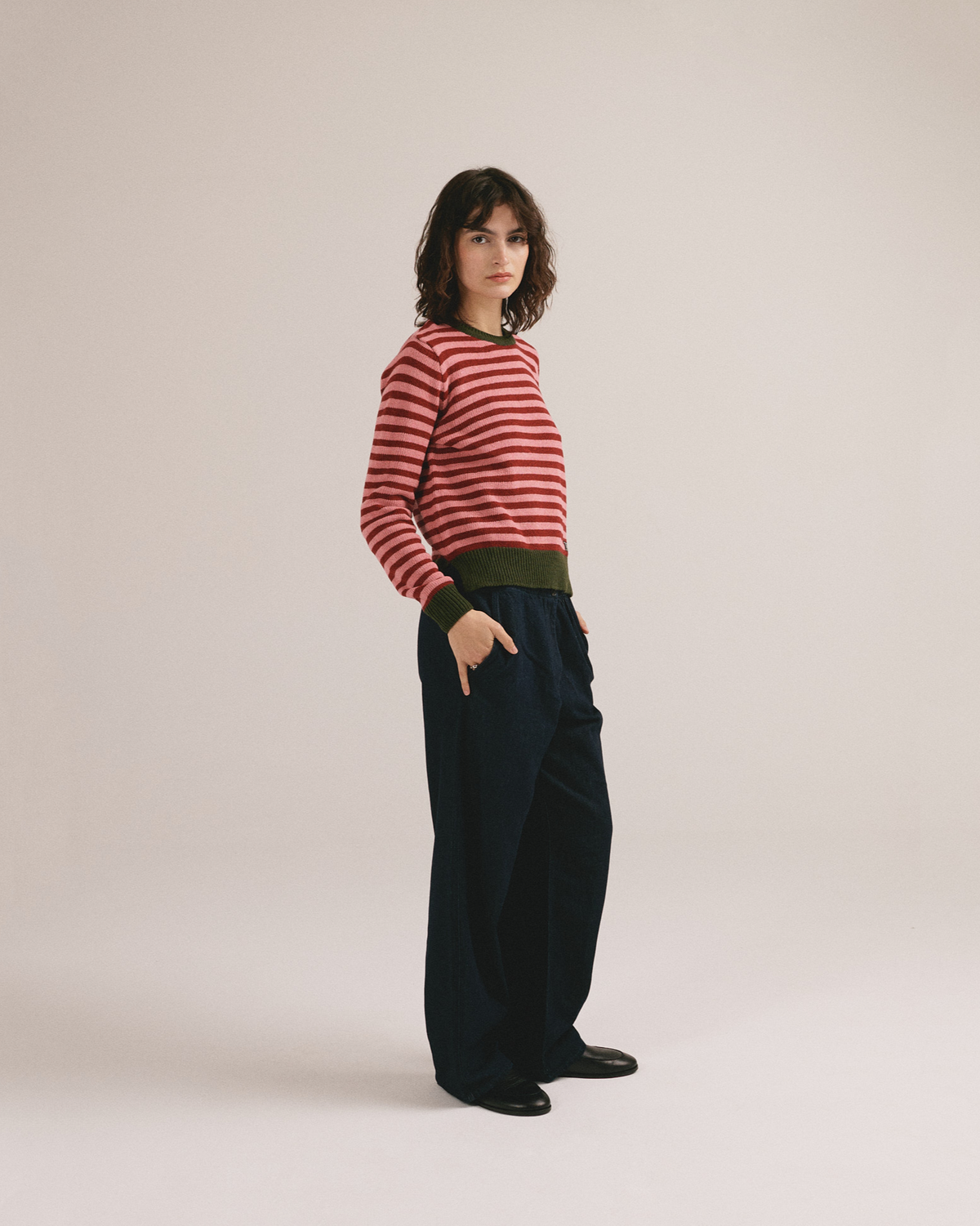 Jersey de rayas rojo y rosa con puños verdes Truth de IAIOS, look completo