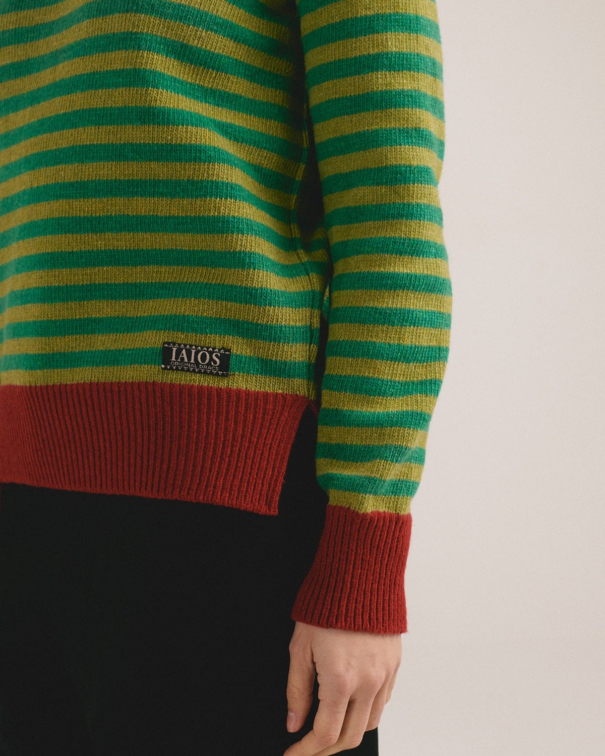 Detalle del bajo del jersey de rayas verde Truth de IAIOS para mujer