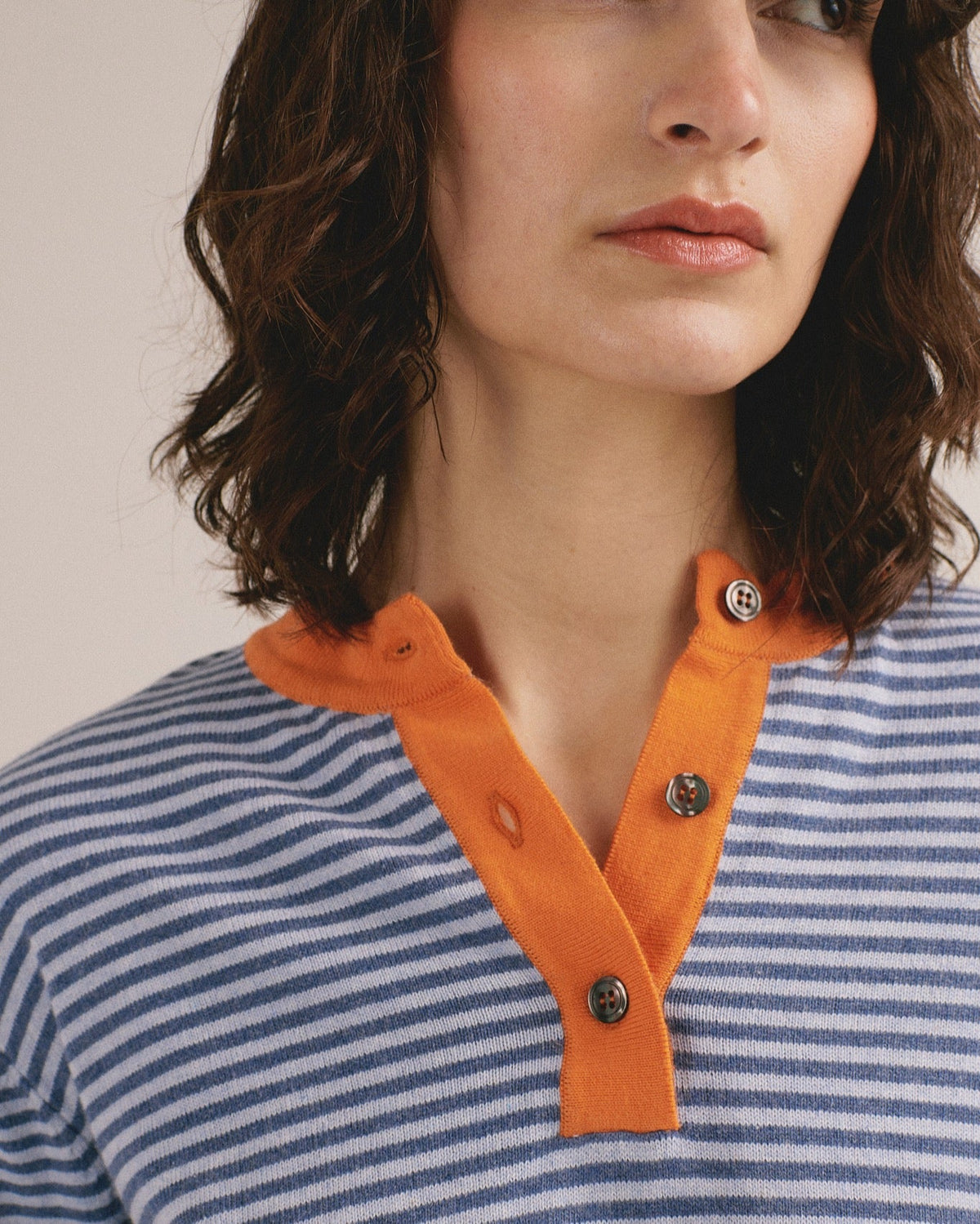 Detalle del cuello del polo de rayas azul de mujer de IAIOS