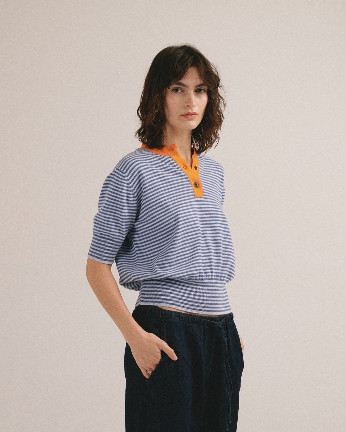 Look completo con el polo de rayas azul de mujer de IAIOS