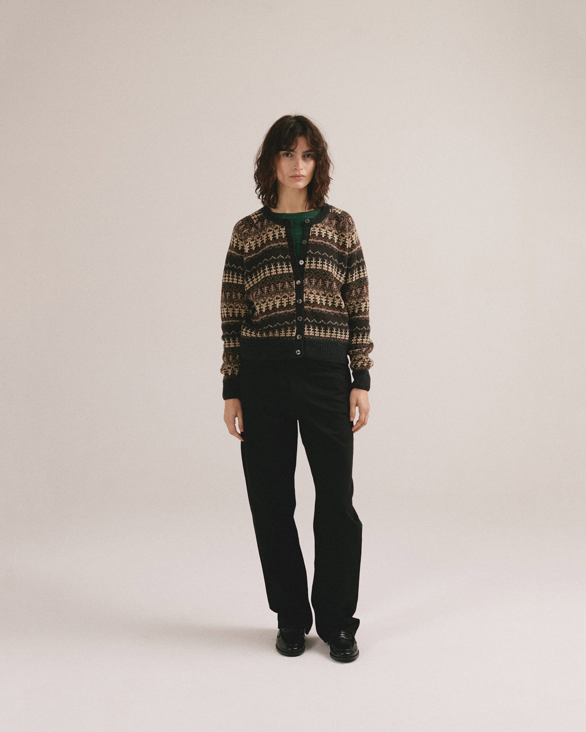 Look completo con la rebeca jacquard marrón Pastora Marina de IAIOS