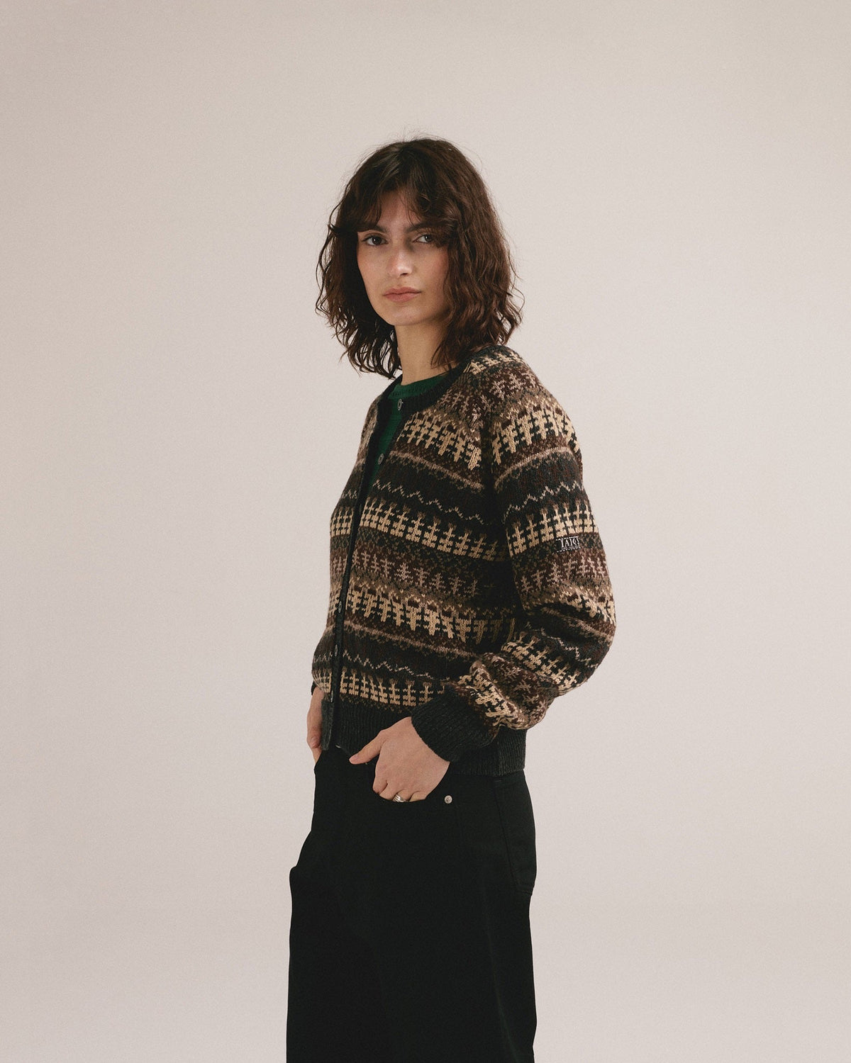Rebeca jacquard marrón Pastora Marina de IAIOS, plano medio