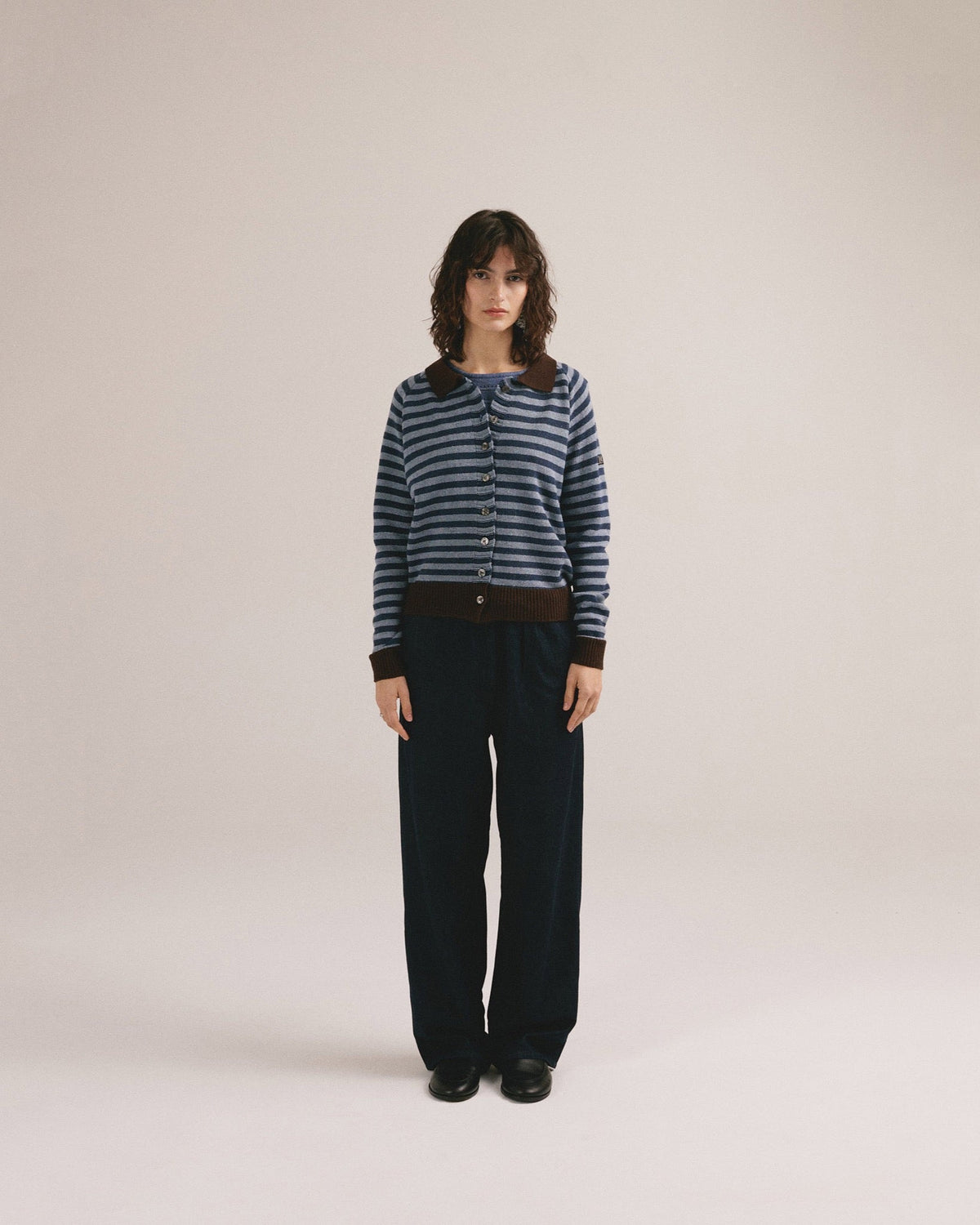 Look completo con la rebeca de rayas azul Bárbara de IAIOS