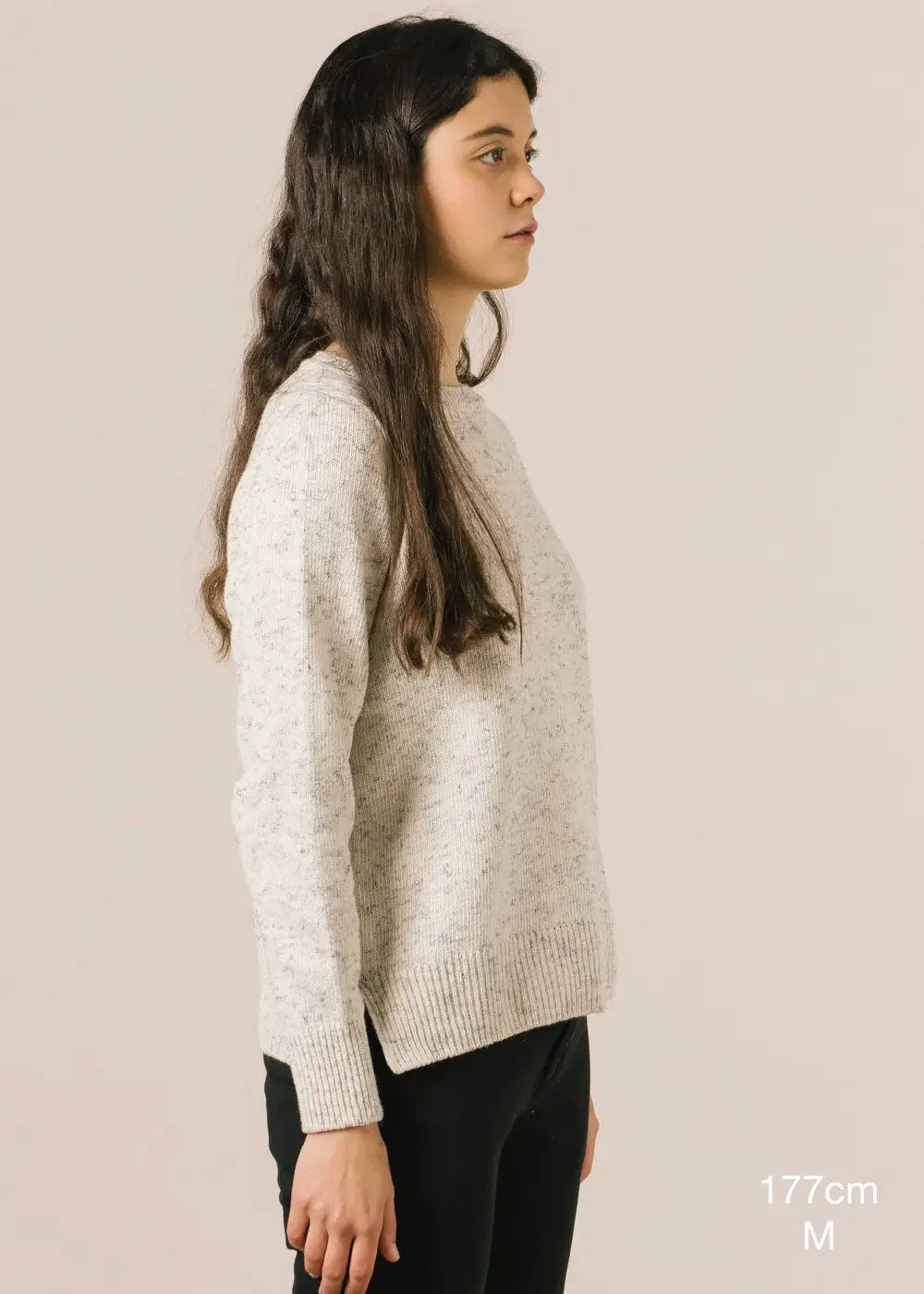 Jersey de mujer IAIOS blanco liso, patrón básico y recto, moda sostenible hecha en Catalunya (España) con hilo reciclado, perfecto como regalo de Navidad.