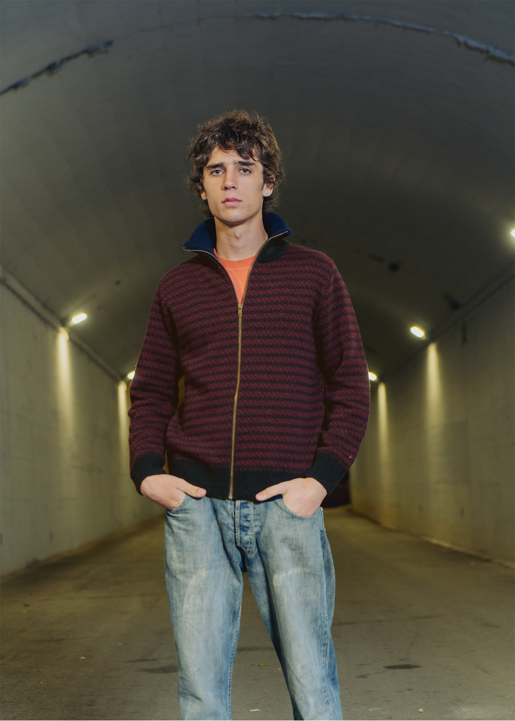 Jersey cardigan unisex IAIOS con cremallera completa, tonos burdeos y azul marino en patrón de espigas horizontales, hecho en Catalunya (España) con hilo reciclado.