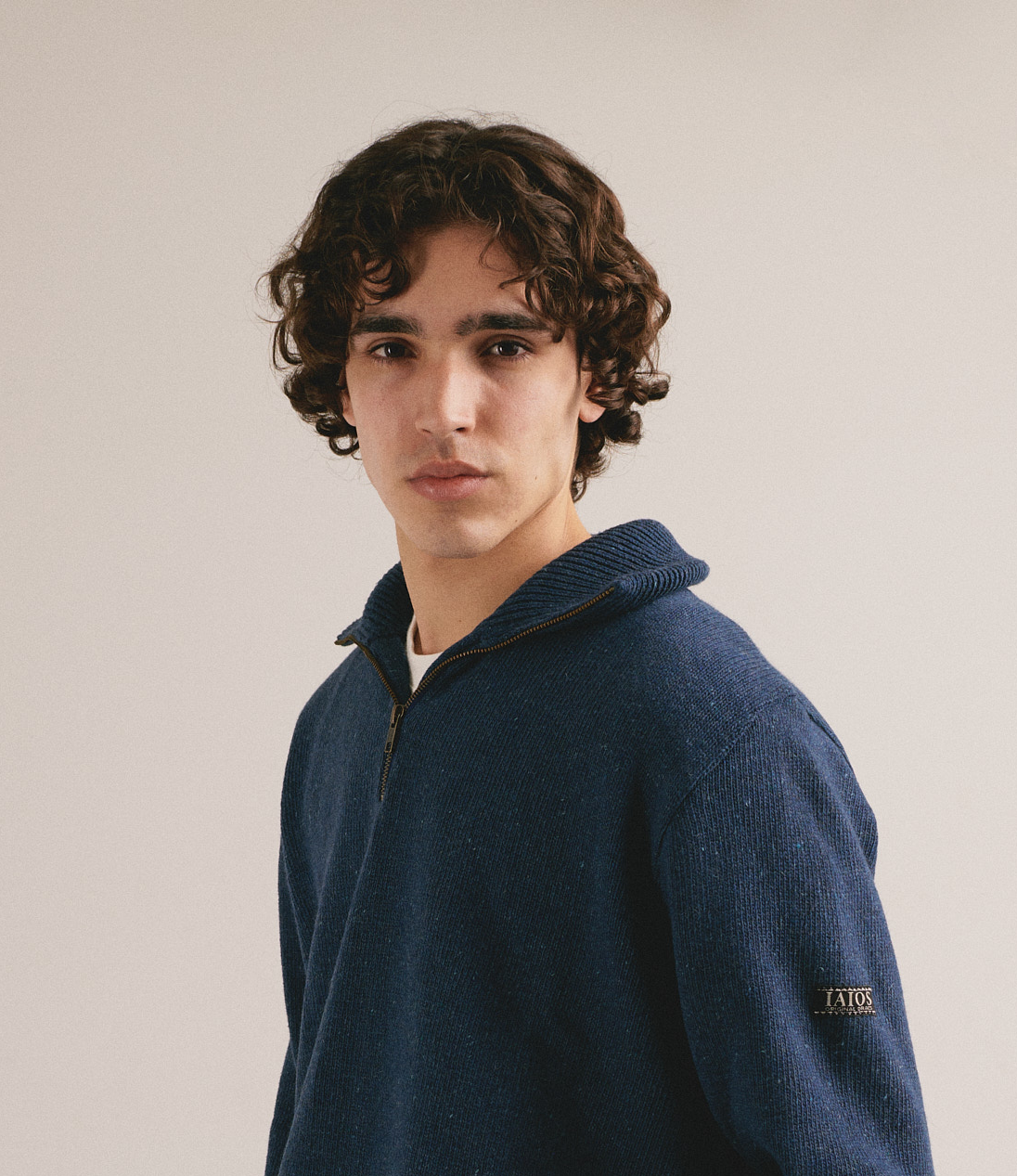 Jersey de punto azul marino con cierre frontal parcial en modelo masculino