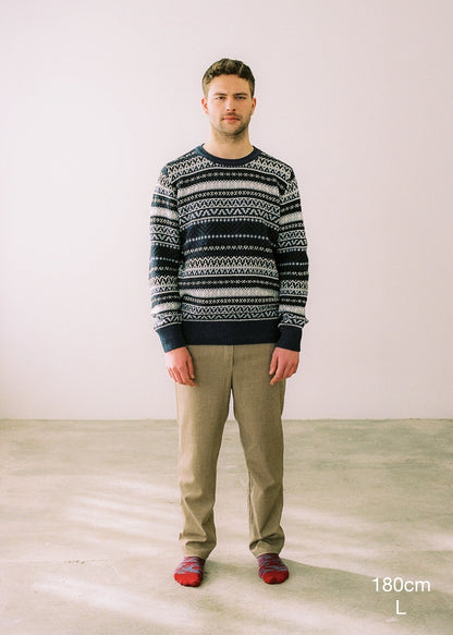 Fotografia de cos sencer en la qual es detalla l'alçada del model (180cm) i talla del jersei (L).
