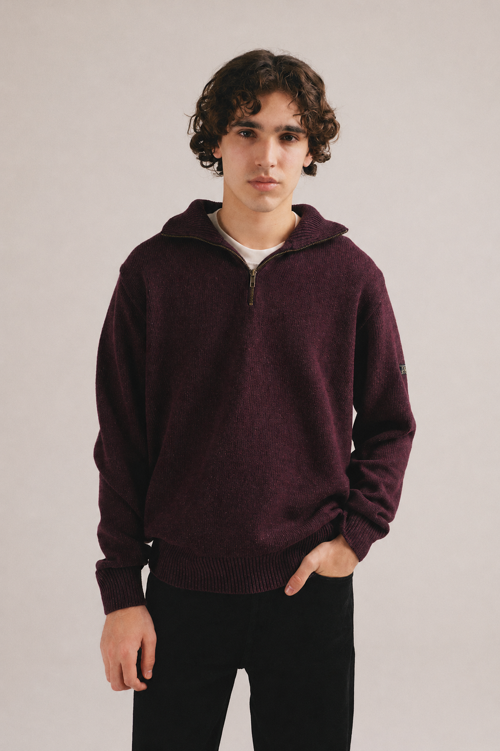 Jersey de punto berenjena con cierre frontal parcial en modelo masculino