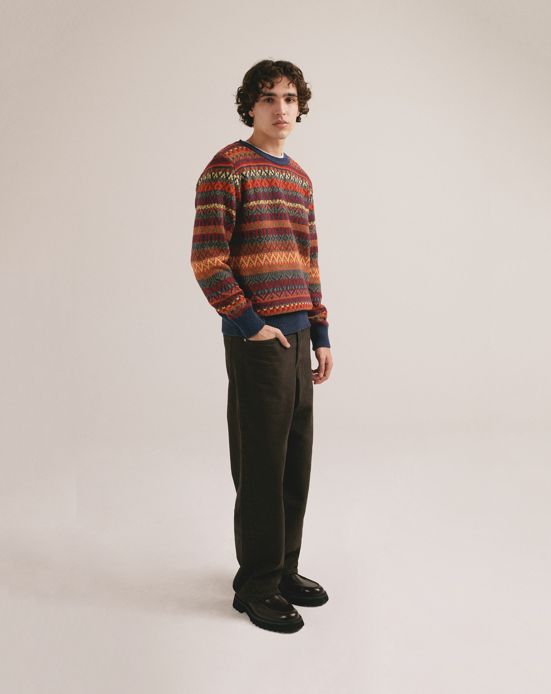 Hombre con jersey de punto jacquard multicolor con diseño nórdico