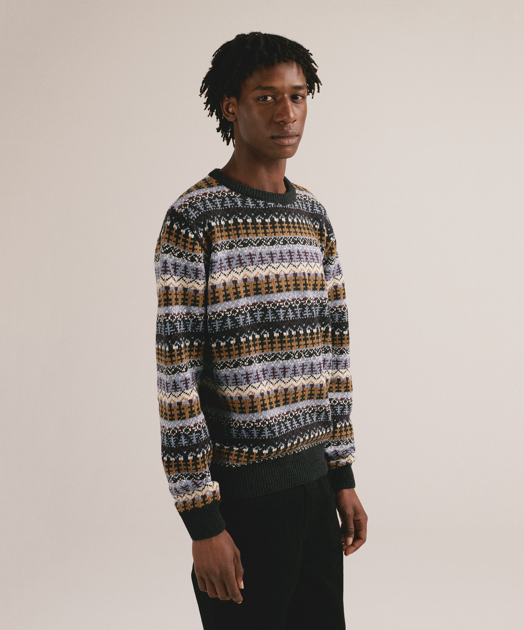 Hombre con jersey de punto jacquard multicolor con diseño geométrico