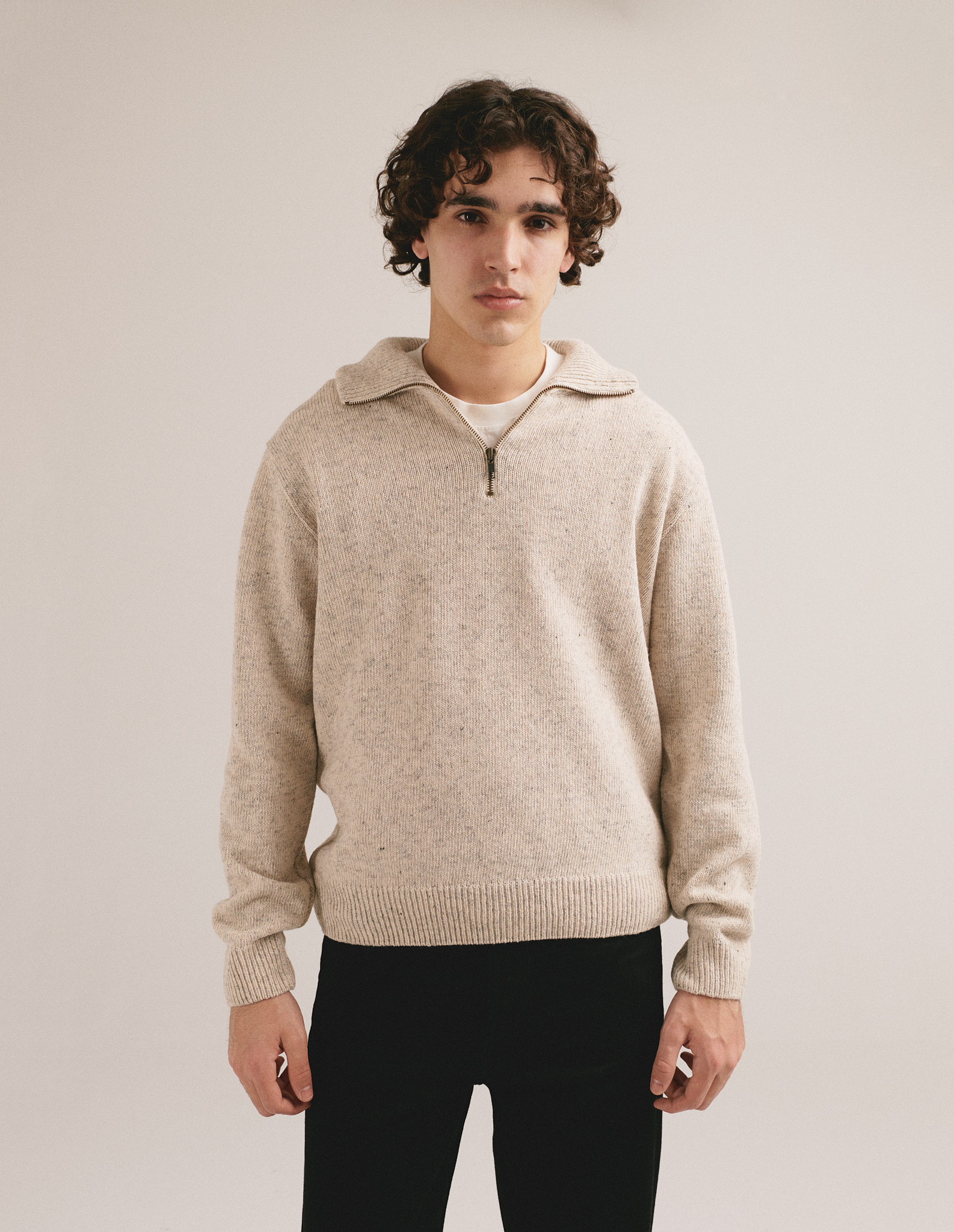 Jersey de punto jaspeado crudo con cierre frontal parcial en modelo masculino