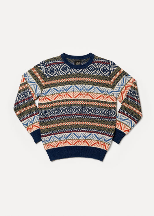 Jersey de hombre IAIOS tipo nórdico en azul marino, blanco y rojo, moda sostenible, fotografía en plano (flat lay), hecho en Catalunya (España) con hilo reciclado.