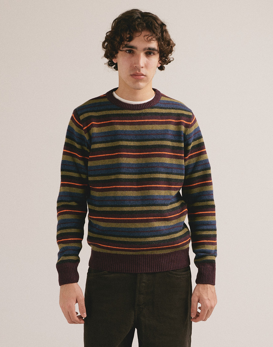 Prenda de punto para hombre con rayas en azul, verde y rojo de estilo clásico