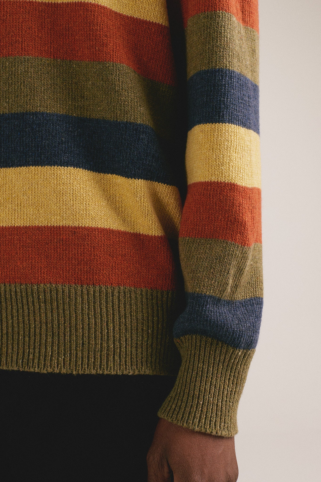 Jersey de punto para hombre con diseño de rayas en varios colores, look de otoño invierno.