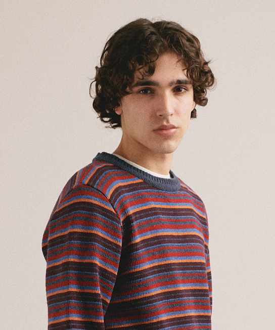 Hombre con jersey de punto a rayas multicolor con diseño horizontal