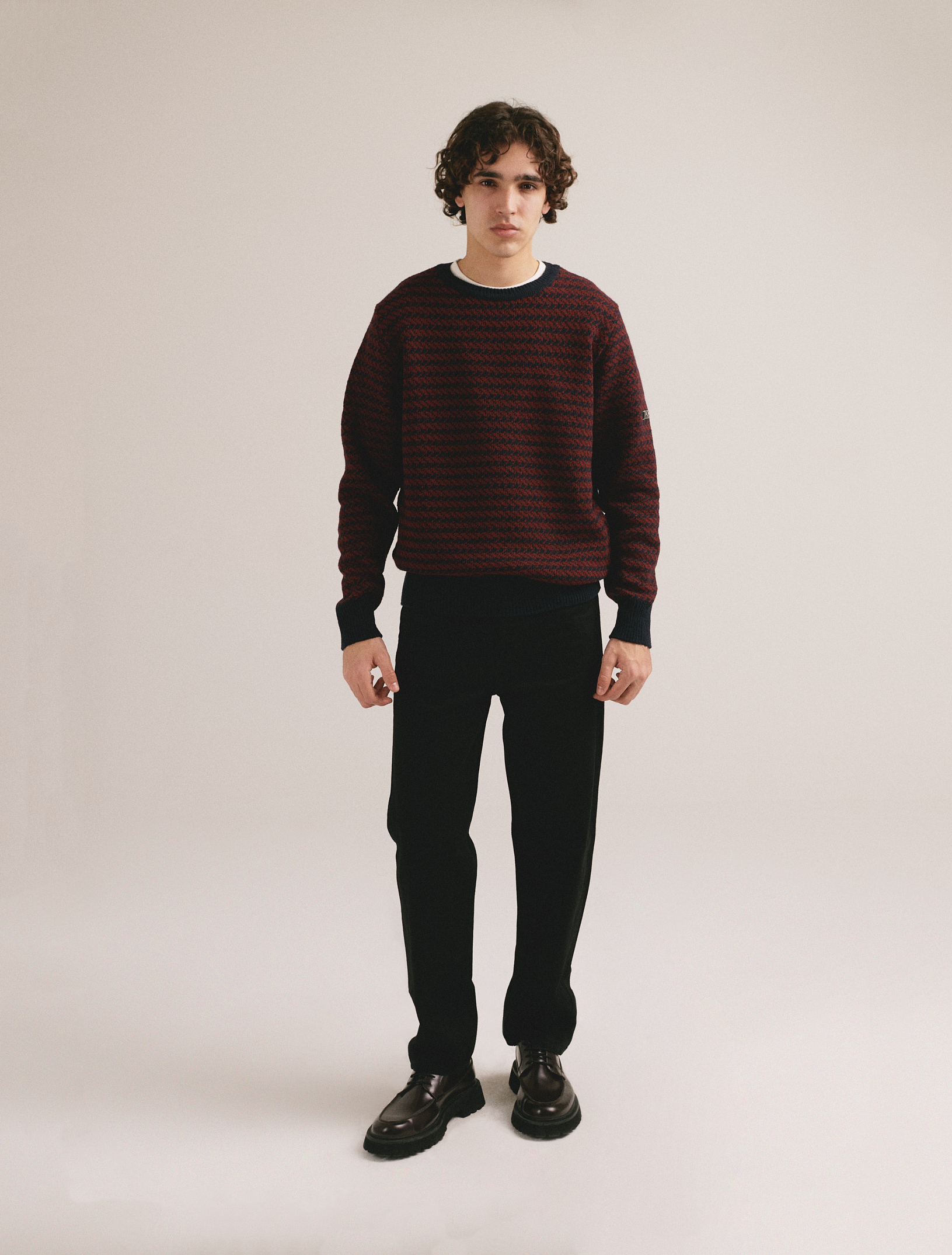 Jersey bicolor rojo y negro para hombre con diseño clásico y versátil.